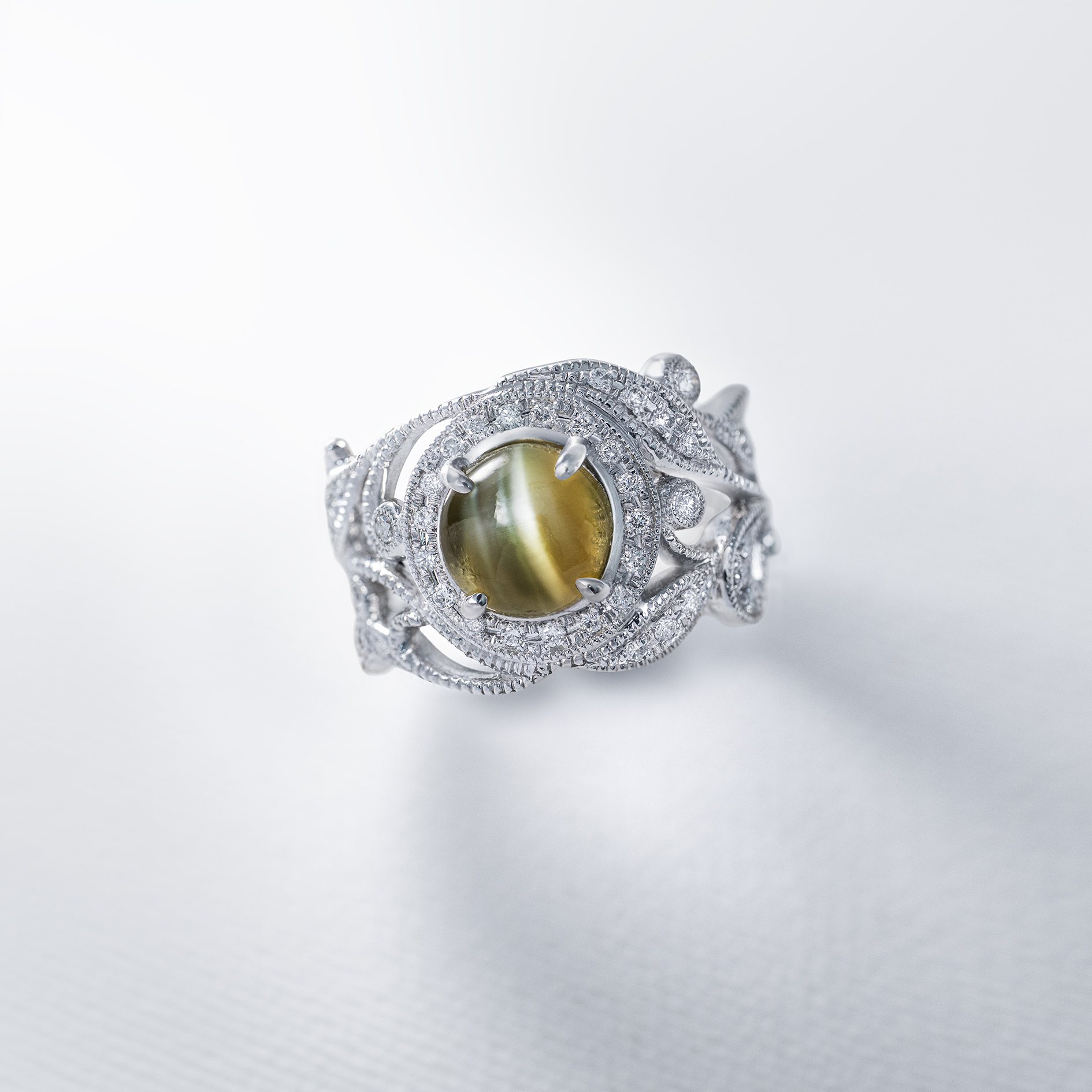 （1）Pt製　クリソベリルキャッツアイダイヤモンドリング　C=3.001ct　D=0.30ct