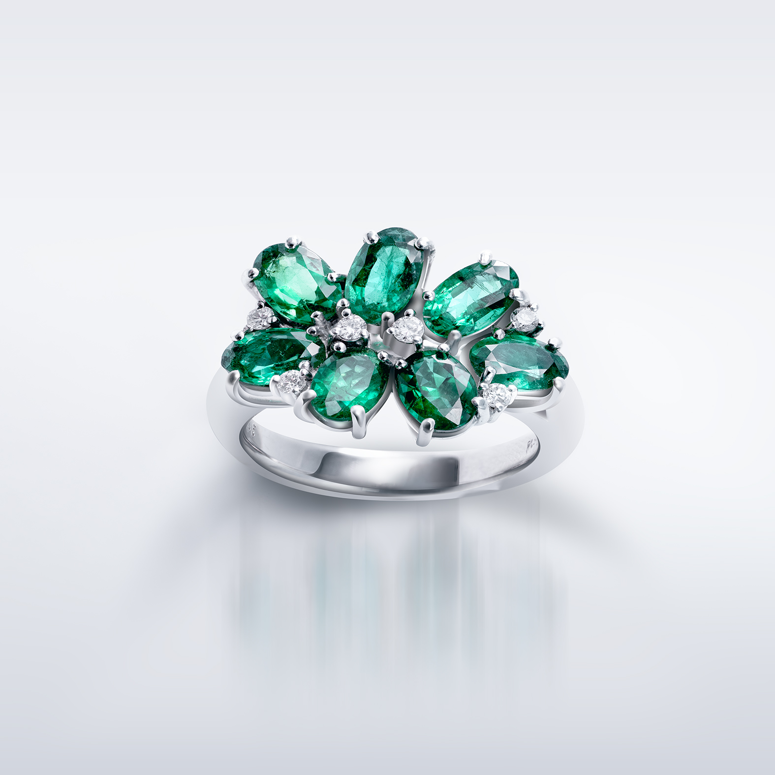 （2）Pt製　エメラルドダイヤモンドリング　E=2.710ct　D=0.105ct